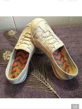 👟SKECHERS BEIGE SLIP-ON SHOES - Size 8 EUC👟